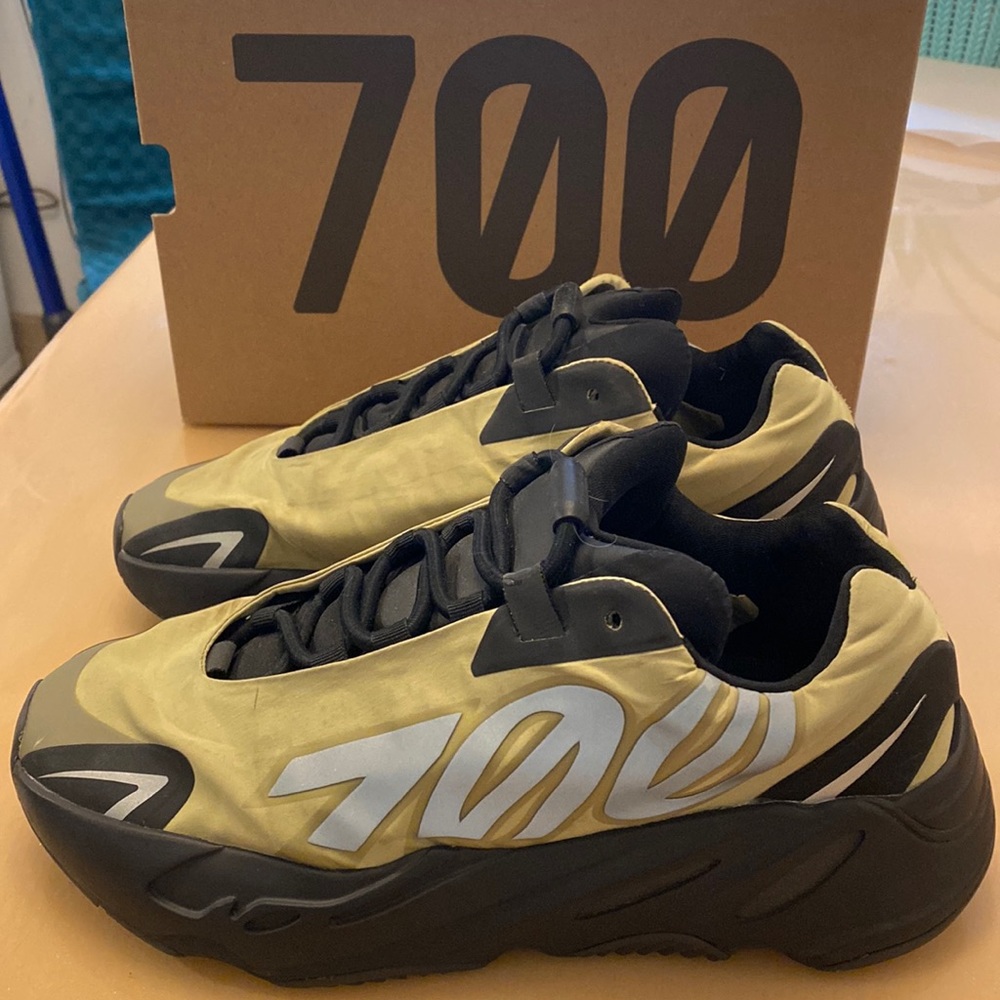 I only accept cashapp ✅Yeezy 700 mnvn men’s 7.5 excellent condition womens 8.5-9